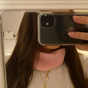 Rosa buff - Säljer min jättesnygga rosa buff! Passar perfekt till alla outfits, och den är såklart i nyskick. Skriv för frågor eller flera bilder❣️❣️