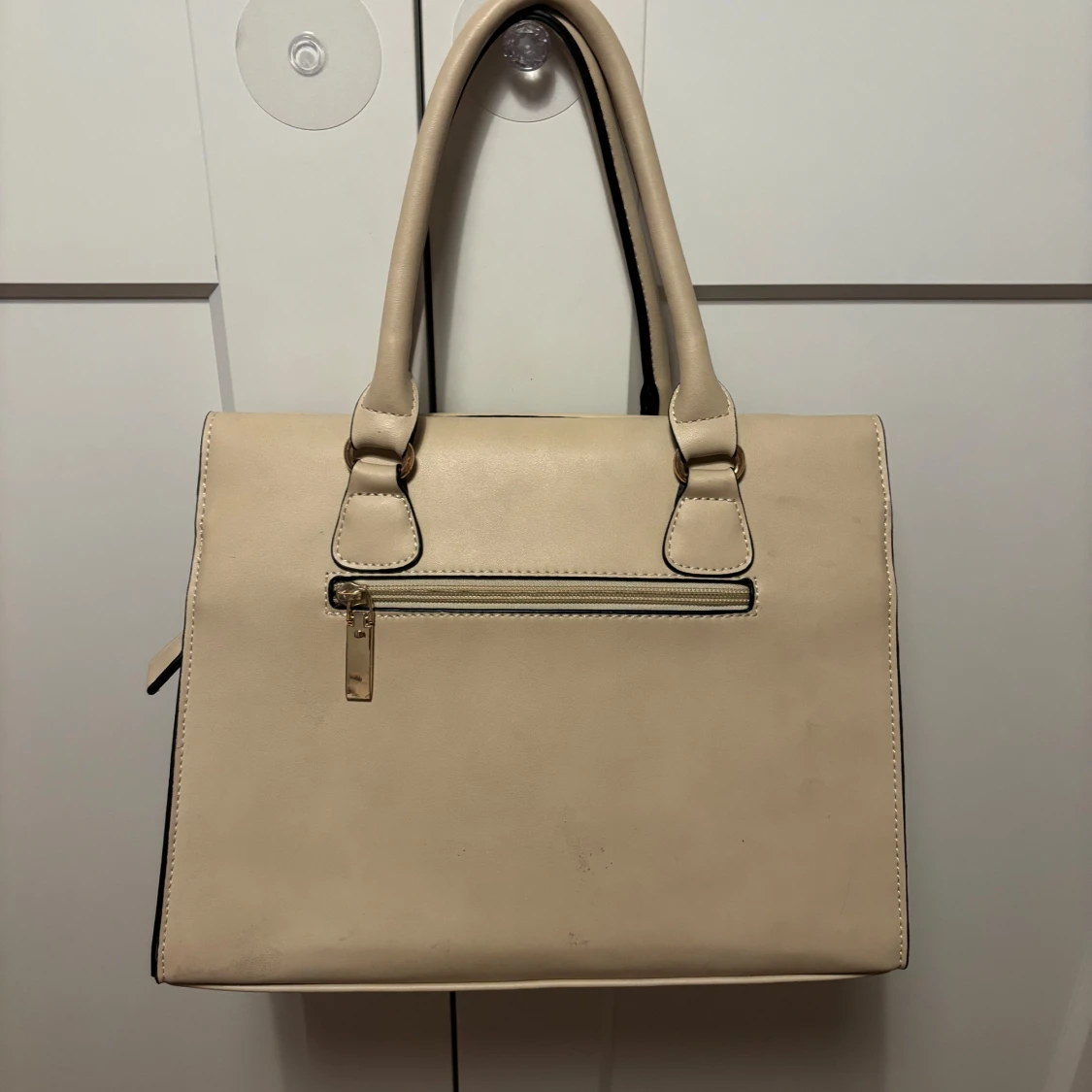 Beige och röd handväska från Privata - 1