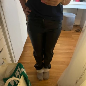 Skinnbyxor - Svarta skinnbyxor feån Gina tricot i storlek 36.