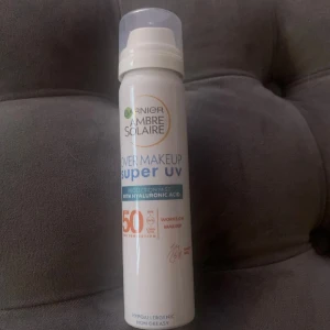Garnier Ambre Solaire Over Makeup Super UV - Super UV Face Protection Mist med SPF 50. Den innehåller hyaluronsyra och är hypoallergenisk. Perfekt för att skydda huden utan att förstöra sminket. Lätt och icke-fet formula. Aldrig använd säljer för råkade beställa för många. 75ml. Går även använda utan smink såklart.