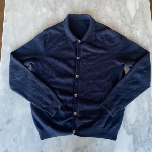 Soft goat mörkblå cardigan  - Skick: 8/10. Tröjan har ett litet hål på höger arm men inget som syns, annars är tröjan i väldigt bra skick! Om du är osäker på om den kommer passa kan du alltid fråga om måtten!