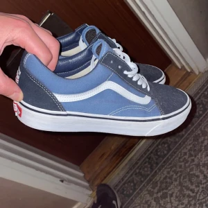 Vans sneakers  - Tjenare ! Säljer mina Vans skor i storlek 42,5. Skorna är använda men fortfarande i gott skick. Inga skador, repor eller trasiga utan enbart använda fåtal gånger. Box medföljer till skorna 