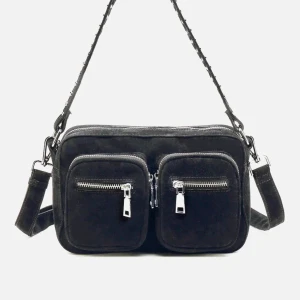 NOELLA Celina Bag - Snygg svart axelväska i mocka från Noella! Väskan har ett axelband och ett längre crossbody! I väldigt fint skick. Ord pris 799:-