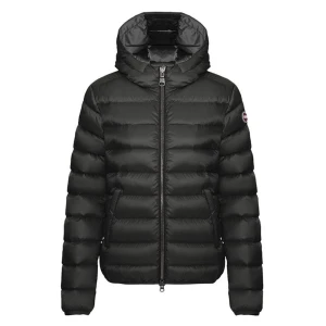 Svart Colmar jacka - Snygg svart colmar jacka med huva och dragkedja framtill. Jackan har en pufferdesign och är perfekt för kyligare väder. Den har långa ärmar och en logga på ärmen. Köpt för 6000 mitt pris 3000, går att diskutera vid snabb affär 💗🫶🏻