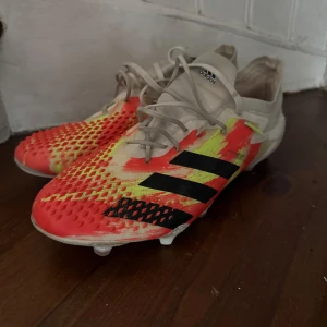 Adidas predator fotbollsskor - Hej! Säljer nu ett par Adidas Predators då jag slutat på fotboll. Skorna är i bra skick och alla spikar sitter kvar. Dobbarna är intakt och endast lite klister på sulan. Nypris ungefär 2600kr!