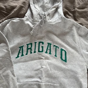 Axel Arigato hoddie med grön text - Säljer den här Axel arigato hoddie med bra kvalitet storlek Xs. Mvh Ruben