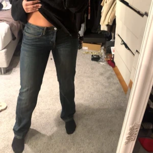 Blå jeans straight - Snygga straight blå jeans och klassisk femficksdesign. De har en knapp och dragkedja framtill. Säljer då de är lite för små för mig, använt 2 gånger.🥰
