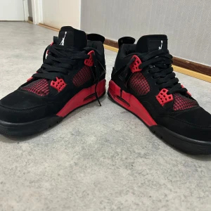 Jordan 4s red thunders - Har använt dom men har inte gjort de på länge och vill inte ha dom längre. Storlek 42
