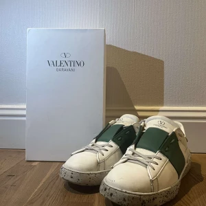 Valentino Garavani sneakers med gröna detaljer - Tja säljer nu mina valentino opens. Som jag har haft ungefär 5 månader. Box, dust bag, och kvitto med kommer 