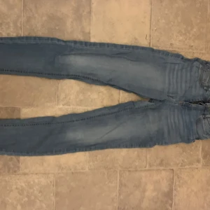 Blåa jeans från Gina trocot  - Storlek M och har slitningar på bilden som syns