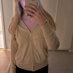 Beige kashmir tröja från Soft Goat - Mysig beige kashmirjacka från Soft Goat med dragkedja och huva. En jätte fin tröja utan några defekter. Kommer tyvärr inte till användning. Storlek S. 