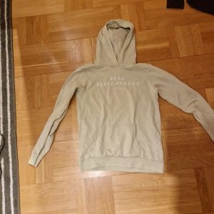 Ljus grön hoodie från Peak Performance - Säljer en stilren ljus grön hoodie från Peak Performance. Pris kan så klart diskuteras och vid frågor va inte rädda att fråga😁