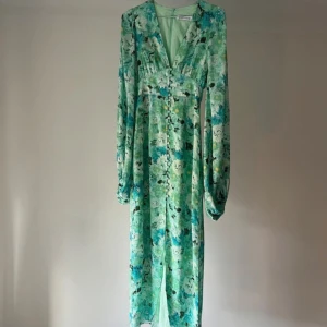 Helt ny adoore klänning - Magisk fin klänning ifrån Adoore, modellen Positano och färgen ”mint green”. Den är aldrig använd då den är för liten för mig tyvärr. Den är i storlek XS/34. Nypris på klänning är 1695 kr.