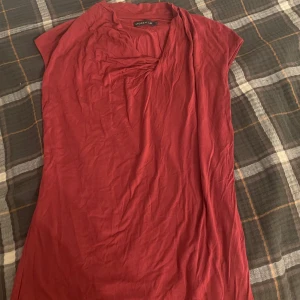 Röd topp från Stockh LM - Säljer en vinröd topp från stockh lm!! Jätte skönt material och storlek xs🙂🙂