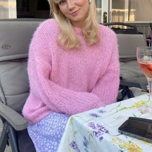 Stickad tröja - Stickad tröja för 115 kr ❤️🩷❤️köparen står för frakt eller så kan jag mötas i Stockholm!