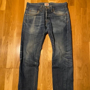Edwin jeans - Säljer ett par klassiska blå jeans från Edwin. De är modellen relaxed men har en mer straight passform. Jeansen har en rikitgt snygg och efterlängtad wash. Perfekta för en avslappnad stil. Ifall mer frågor eller bilder skriv gärna! Mvh