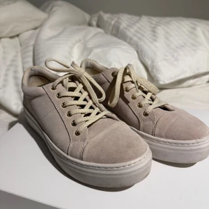 Beige sneakers från Vagabond - Vagabond skor st 38 använt två gånger väldigt snygga och sköna har du Petter av de anledning till lite användning. Pris kan diskuteras om jag ej har fler intresserade 