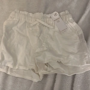 Vita shorts från Lindex - Säljer ett par vita shorts från Lindex. Helt oanvända. Storlek 140.