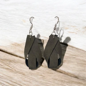 Gröna örhängen av konstläder - Snygga gröna örhängen av konstläder, med en tvinnad design. De har en enkel krok för enkel användning och ger en stilren look. Perfekta för att ge en touch av elegans till din outfit.