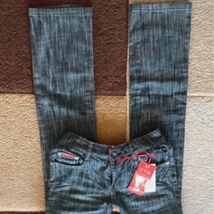 Lågmidjade jeans - Snygga blå jeans från CTM. Super cool och unik tvätt! Köpte nya från en tjej men råkade köpa fel storlek därav säljer jag dem! 