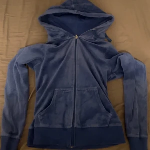 Juicy couture liknande kofta - Säljer en blå hoodie med dragkedja och huva som liknar juicys couture zip hoodie.💕