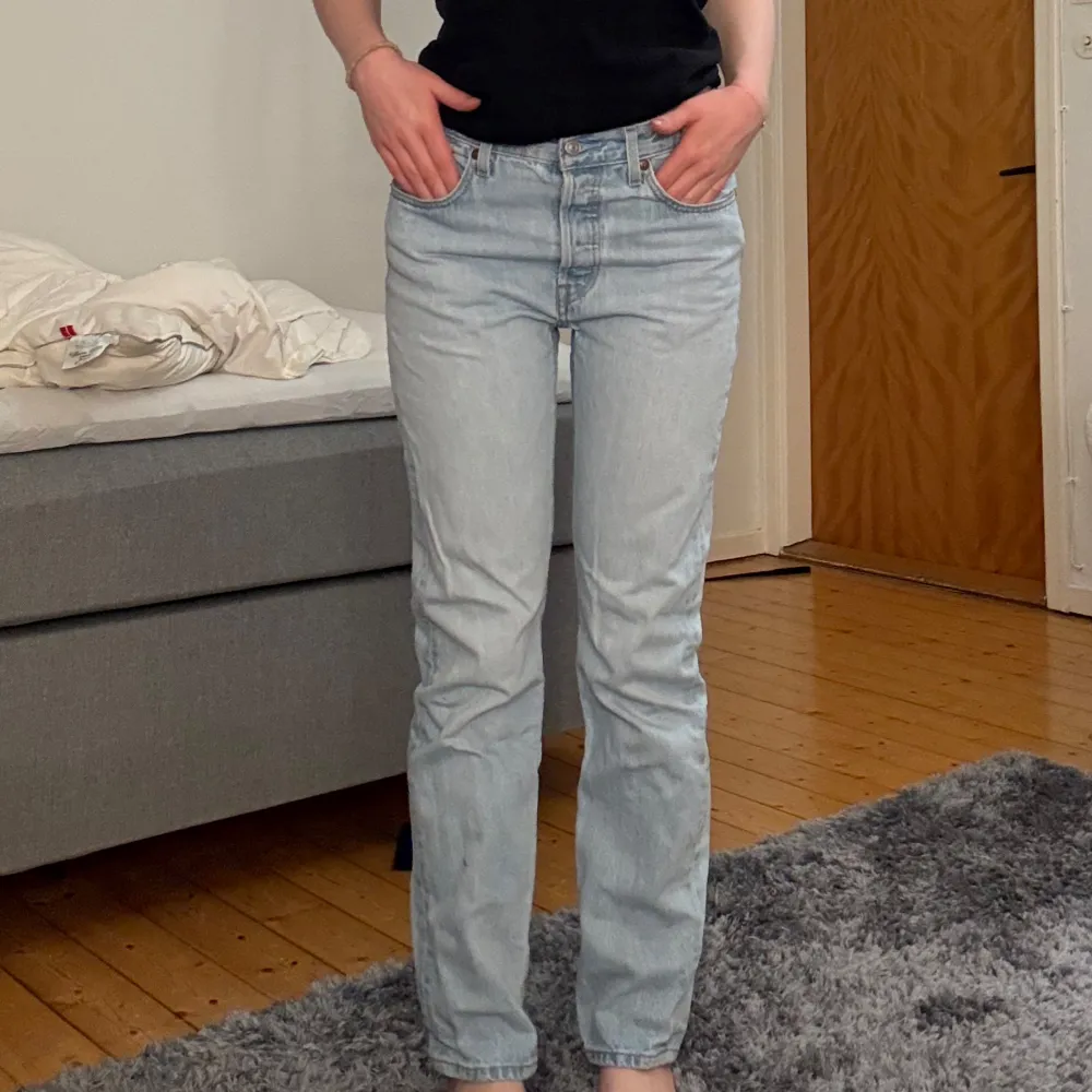 Ljusa Levis 501 jeans i storlek W27 L30. Farkut & Housut.