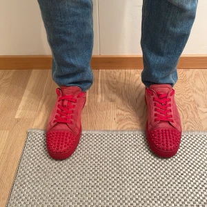 Christian Louboutin  - Röda loubutins med nitar. Extra snören och box även dustbag följer med. Perfekta för den som vill sticka ut med sin stil. Pris går att diskutera vid snabb affär…ÄKTA