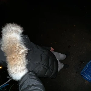 Canada gosse jacka  - Säljer en svart dunjacka från Canada Goose i mycket bra skick. Jackan har en avtagbar huva med pälsdetalj och dragkedja framtill. Perfekt för kalla vinterdagar. Storleken är inte specificerad, men den ser ut att vara rymlig och varm.