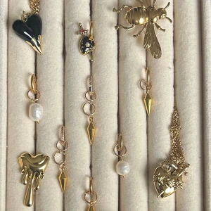 Guld smycken  - Alla kostar antingen 89kr eller 99kr per par/styck