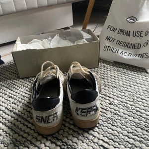 Golden goose ballstar  - Riktigt snygga golden goose skor. Är i bra skick förutom att de har smuts på sig (tvättar dom innan jag skickar iväg dom. Bara att skriva vid frågor och funderingar.