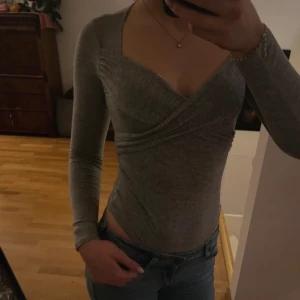 Grå body - Superfin body med band som detalj, använd en gång💕