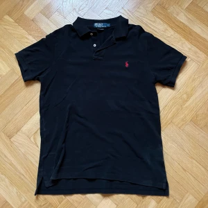 Ralph Lauren piké - Svart Ralph Lauren piké i storlek L.