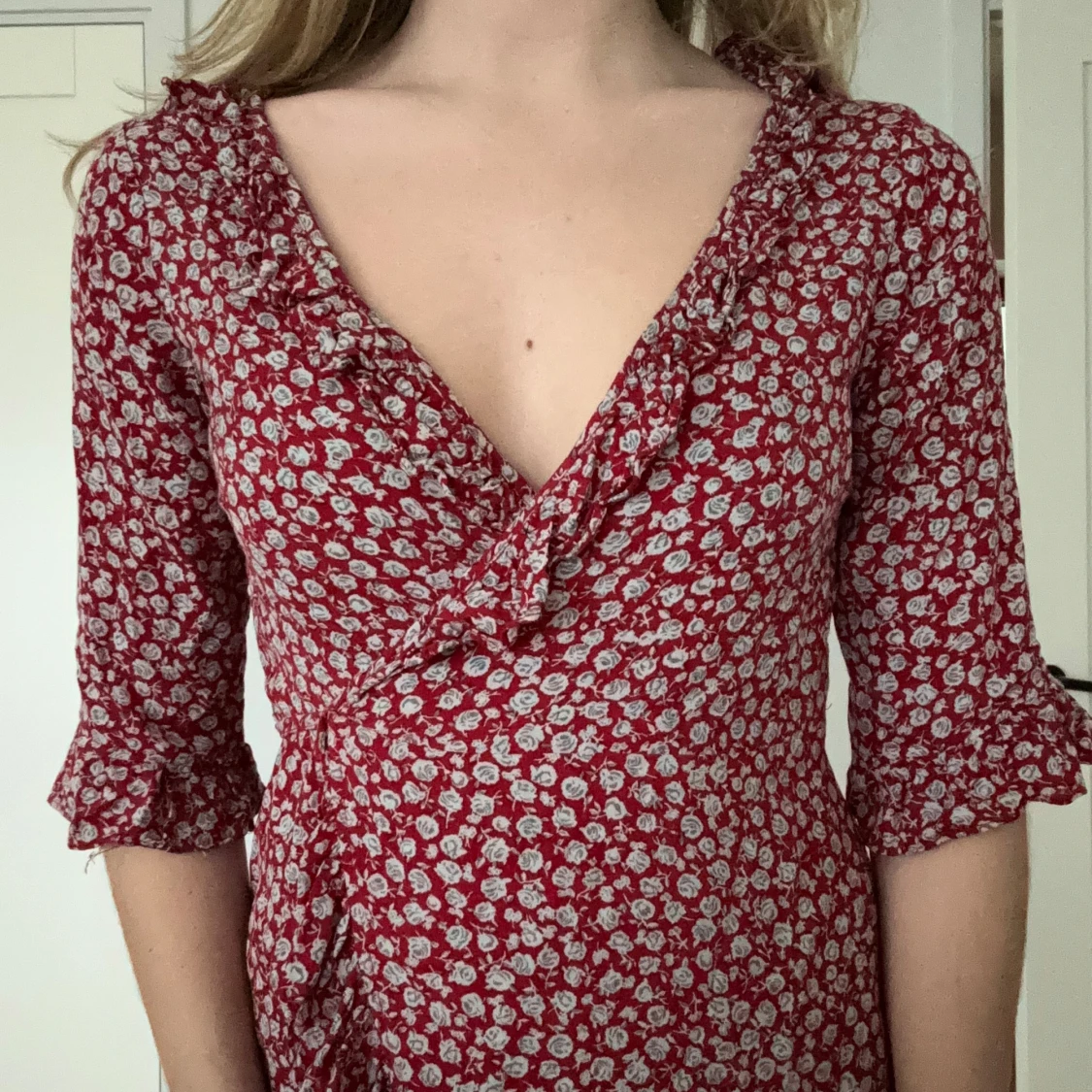 Röd blommig omlottklänning - 2