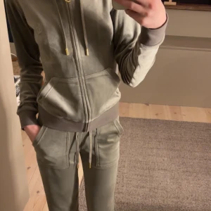 Juicy sett - Säljer mitt fina sett då det aldrig har kommit till användning, setter har gulddetaljer och är natur grönt. Använt 1 gång 