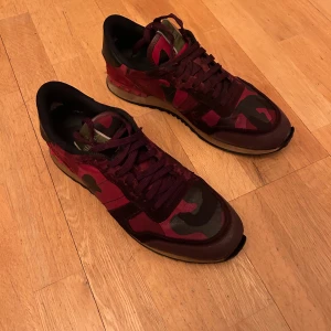Valentino rockrunners - Storlek 43 rockrunners i helt ok skick finns defekter som kan skickas i DM, SÄLJER NU. Putsar upp innan frakt.