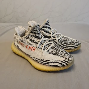 Yezzy 350 zebra - Hej jag säljer ett par yezzy 350 i storlek 43,  skriv om ni har frågor