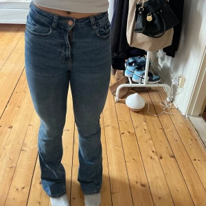 Blåa jeans från Zara - Snygga blå jeans från Zara med en klassisk design. De är mid waisted boot cut jeans. Storlek: 32