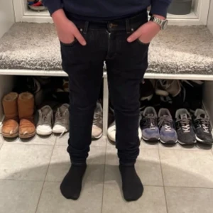 Mörkblå jeans från Tiger of Sweden - Tja, säljer dessa feta tiger of Sweden jeans. De är i storlek 32. Dom ser väldigt mörka ut men dom är inte så mörka i verkligheten! Hör av dig vid minsta fundering👍