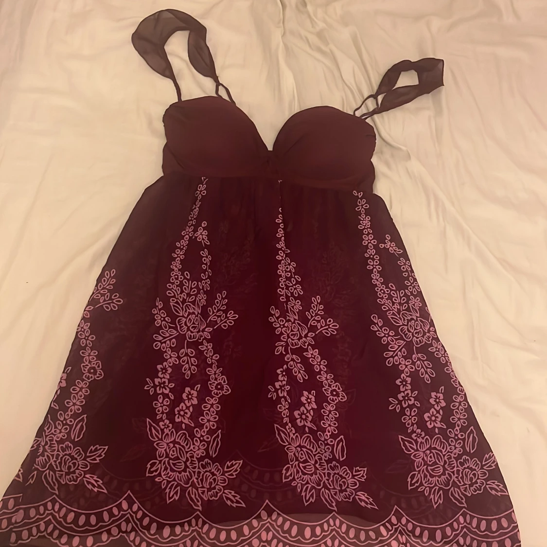 Vinröd nuisette med blommigt mönster