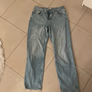 Blå jeans från Gina tricot - Snygga blå jeans med en klassisk design från Gina tricot. De har en dragkedja och knapp framtill samt femficksmodell. 