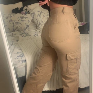 Cargo byxor från Strandivarius - Fina cargobyxor som blivit för små ❤️