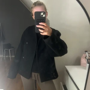 Svart kappa  - Svart kappa från monki 