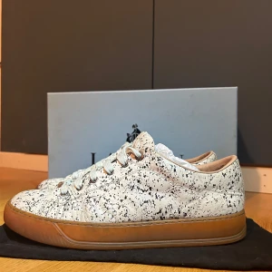 Lanvin Skor - Säljer mina extremt limiterade lanvin skor i UK 7 som passar 42 alldeles utmärkt. Släng iväg ett meddelande vid frågor. BOX MEDFÖLJER