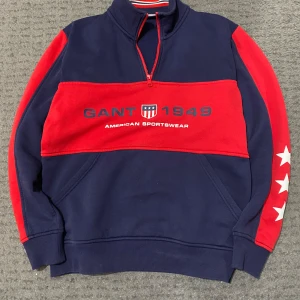 Gant Tröja - Blå & Röd - Snygg blå och röd tröja från GANT! Köpt på johnells och kommer inte längre till användning, inga defekter, knappt använd, nypris 1300kr. Hör av dig vid frågor eller funderingar!