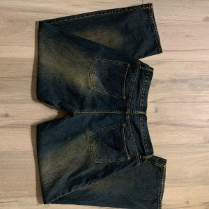 Blå jeans  - Jeans med snygg wash. Bra skick, köpte dem second hand. Ägaren innan hade sytt in lite se bild men inget som märks av så mycket.
