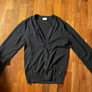 John Henric merino ull cardigan - Skön tröja o bra skick. 100% merino ull. Storlek S men passar även XS. Skriv vid frågor!🤷‍♂️