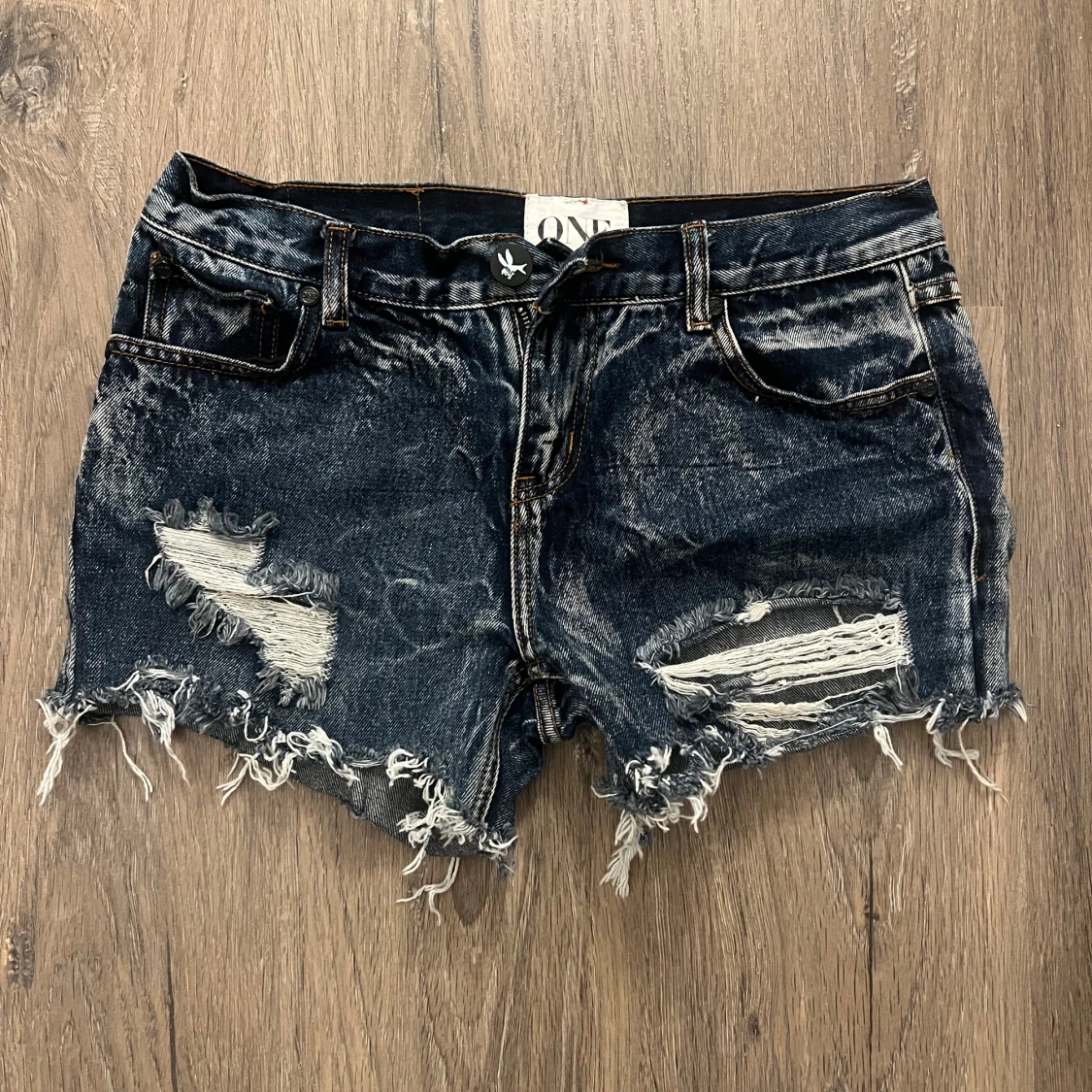 Mörkblåa jeansshorts från One Teaspoon