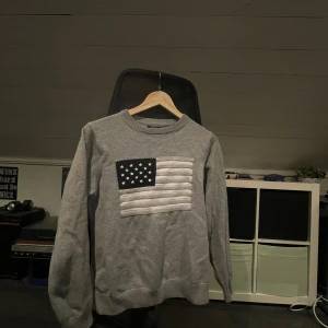 Stickad Gant tröja - Säljer nu min feta Gant tröja med en färglös USA flagga på, då den tyvärr krympt i tvätten. Storleken är S men skulle säga att den nu mera är XS