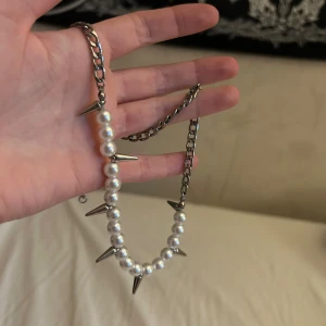 Pärlhalsband med nitar  - Pärlhalsband med nitar från Ur&Penn!  45cm långt 