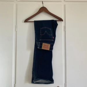 Lågmidjade bootcut jeans  - Lågmidjade jeans i fint skick! Midjemått 70 cm och innerbenslängden 81 cm